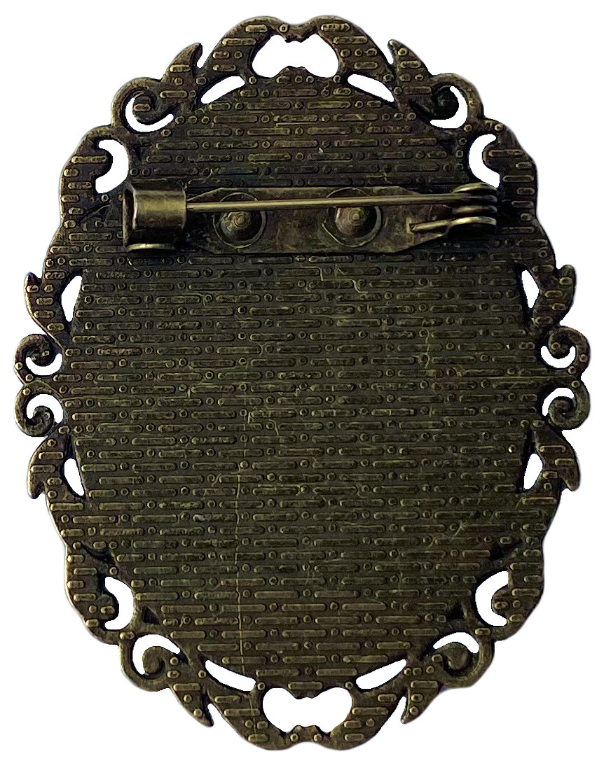 BROOCH WITH BLUE FACETED STONE